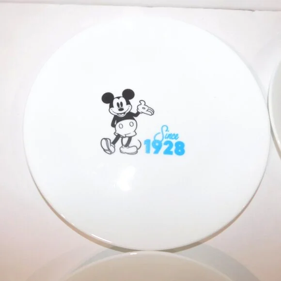 Set 4 Corelle x Disney Mickey Mouse 8.5" round graphic Dinner Plates - Picture 2 of 7